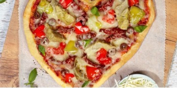 Pizza di San Valentino con Violife Grattugiato al gusto Italiano